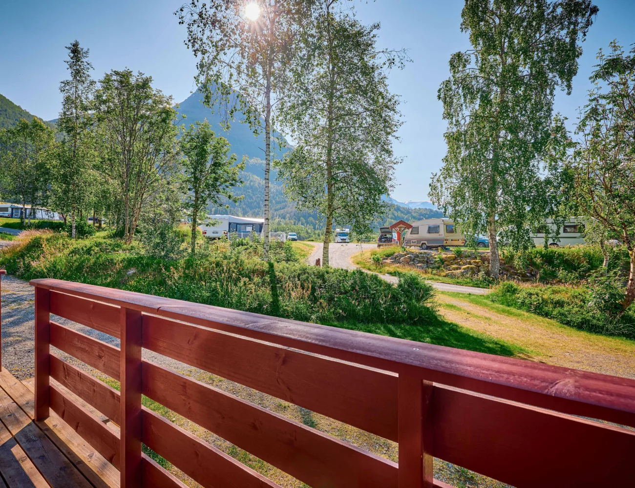 Bilde frå terrassen og utsikta frå campinghyttene på Tjugen camping3