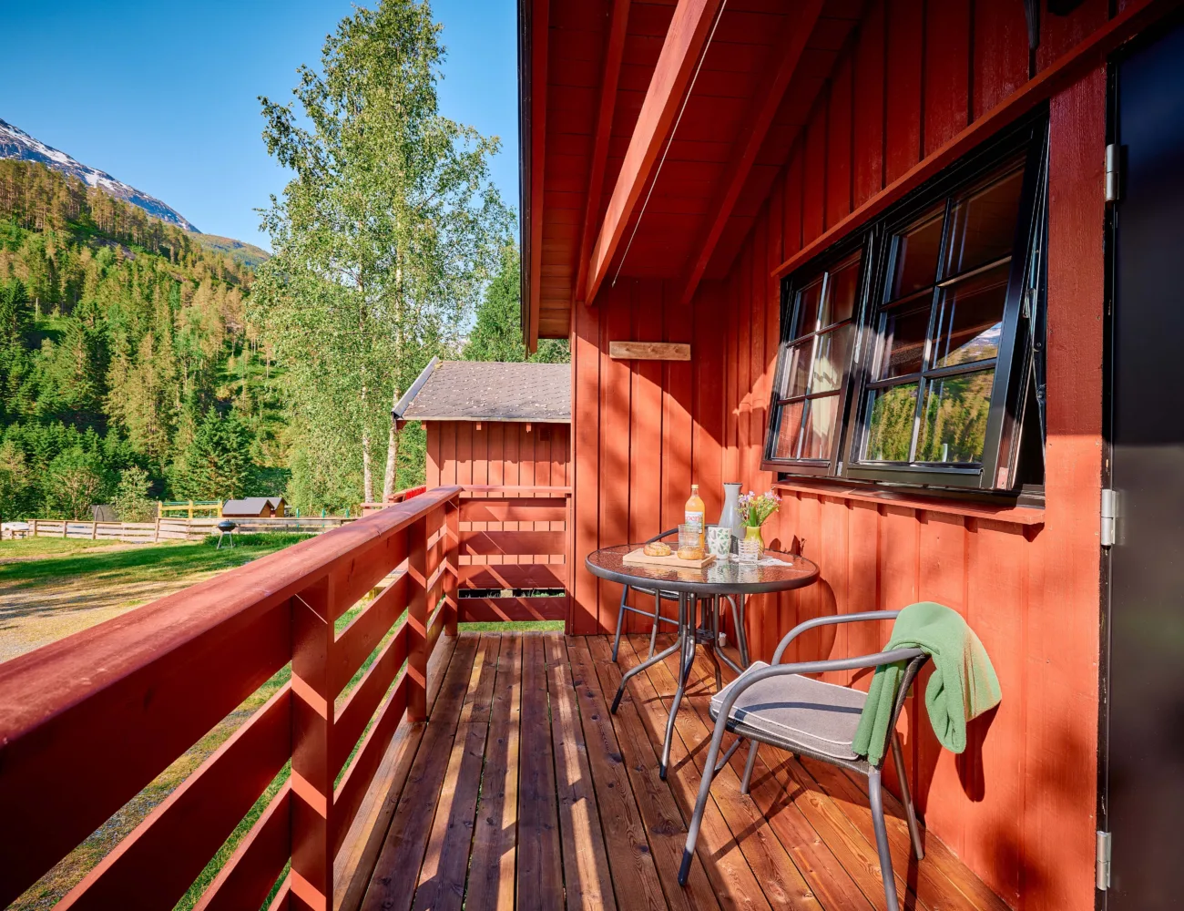 Bilde av terrasse og utsikt fra campinghytte på Tjugen camping2
