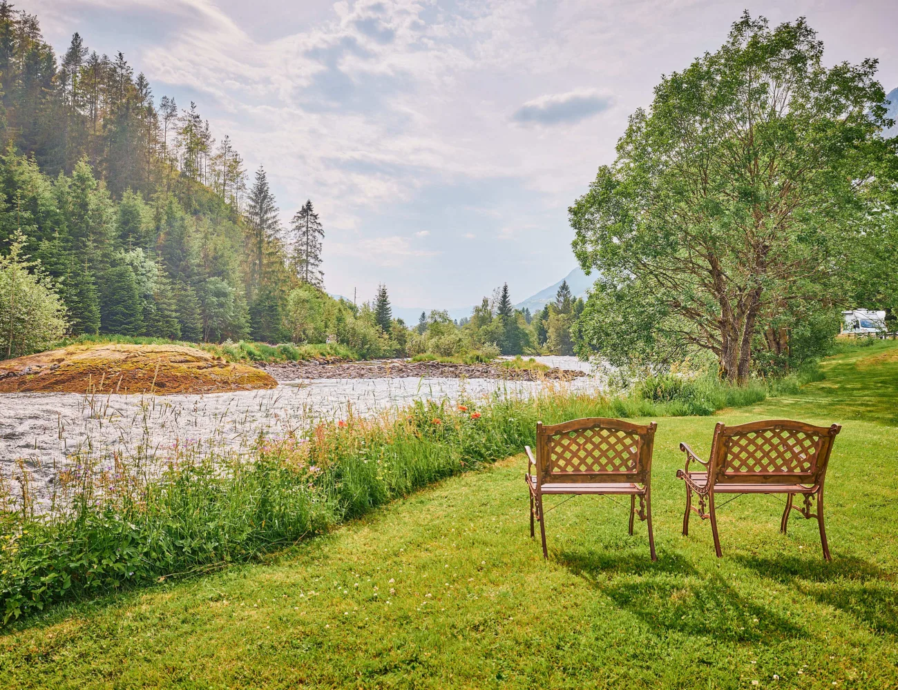 Bilde av Loelva i Loen som renn forbi Tjugen camping3