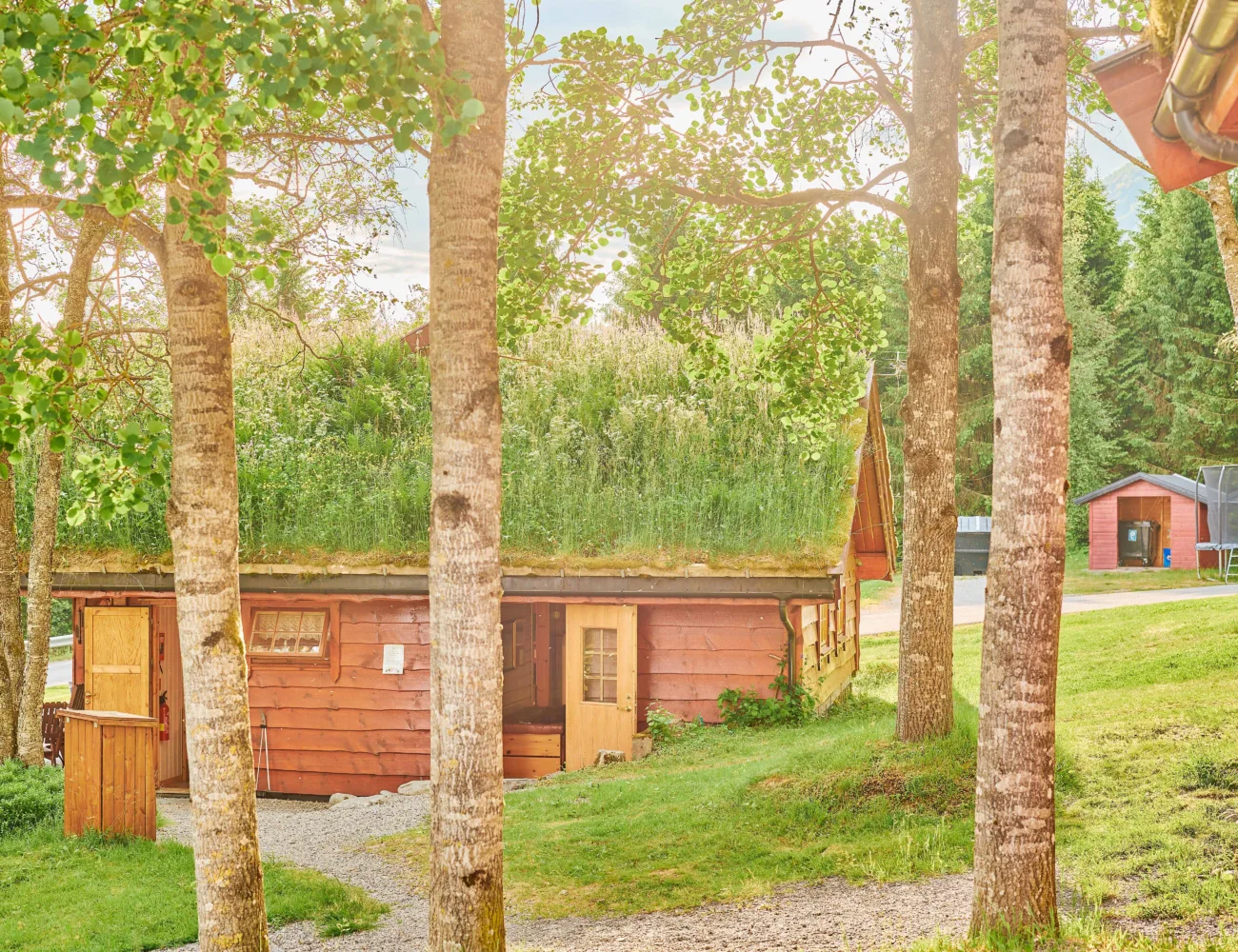 Bilde av resepsjonsbygningen på Tjugen camping. Her finn du kjøkken og opphaldsrom.4