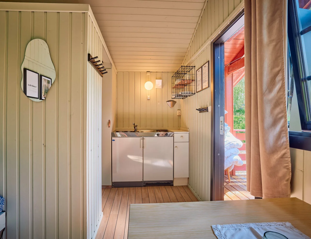 BIlde av minikjøkkenet i campinghyttene på Tjugen camping5