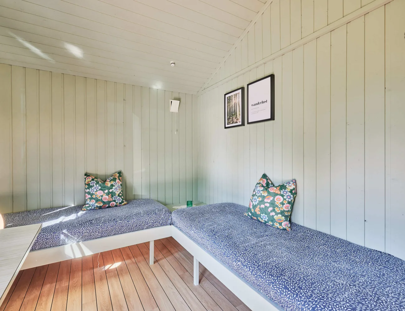 Bilde av oppholdsrom og senger i campinghyttene på Tjugen camping6