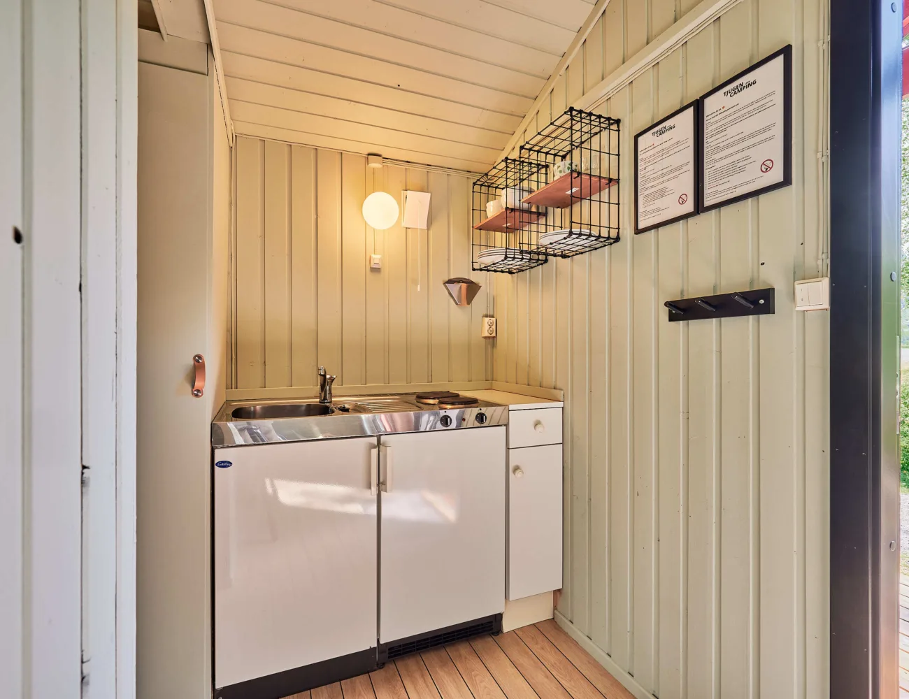Bilde som viser kjøkkenkroken i campinghyttene på Tjugen camping8