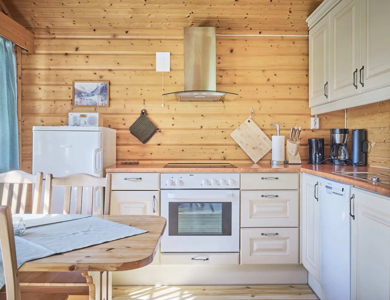 Bilde av det velutstyrte kjøkkenet i feriehyttene på Tjugen camping5