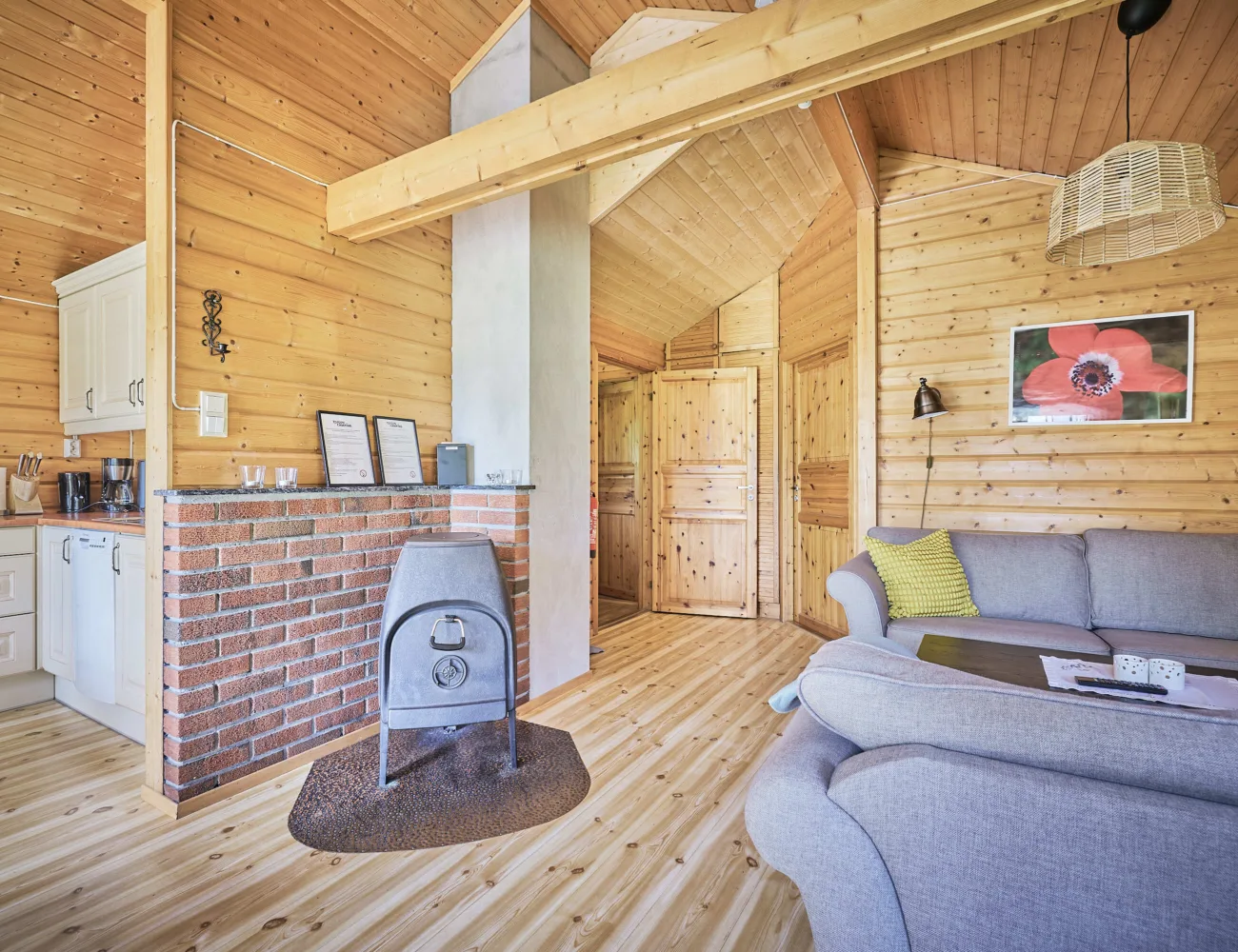 Bilde av kjøkken og stove i feriehytte på Tjugen camping4