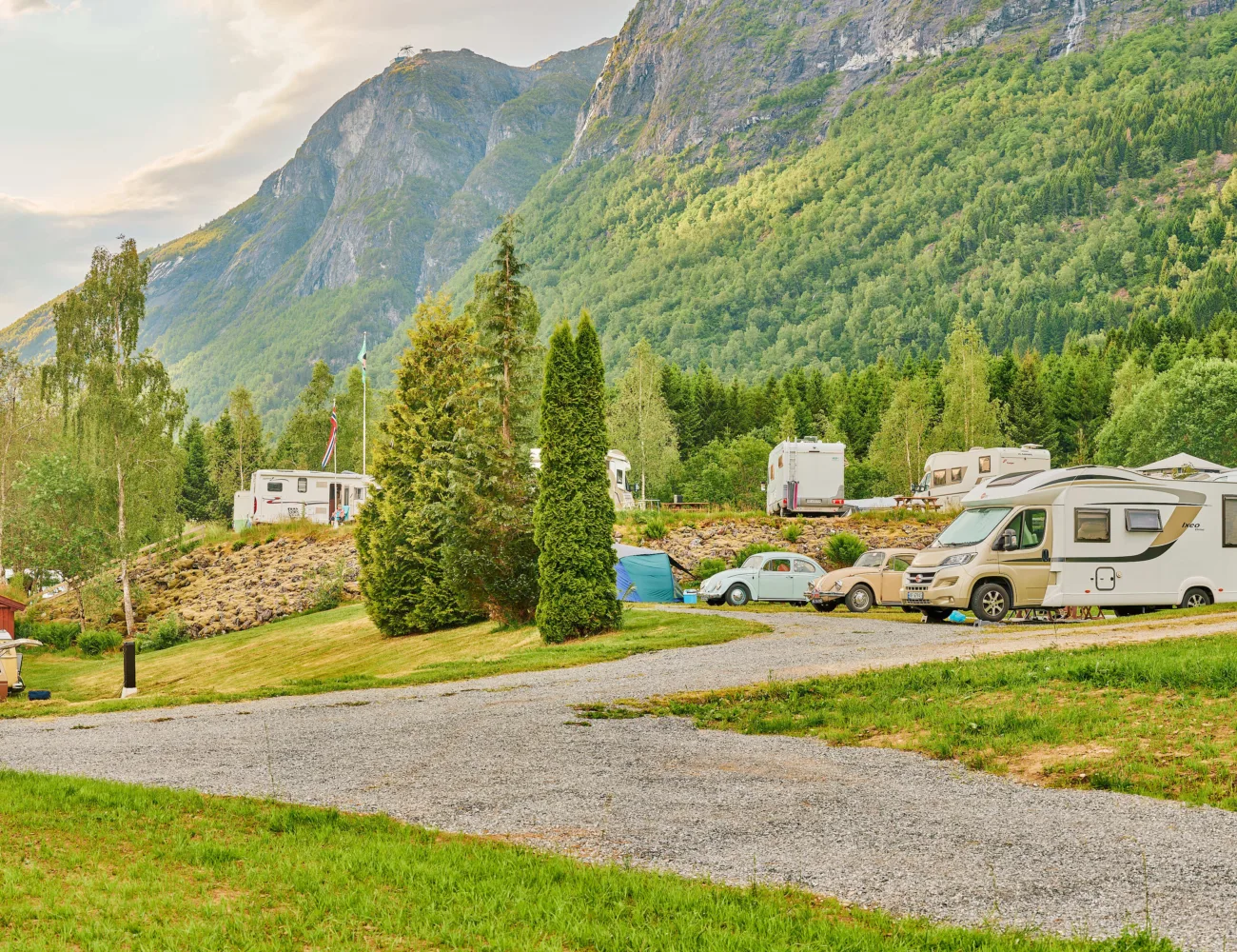 Bilde av Tjugen camping med utsikt mot Loen Skylift2