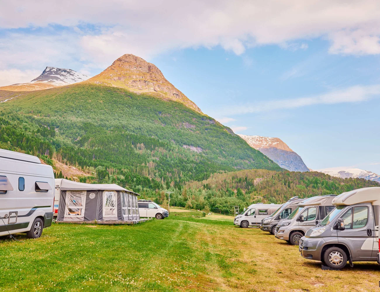 Bilde frå Tjugen camping med utsikt mot Skåla og Vesleskåla7