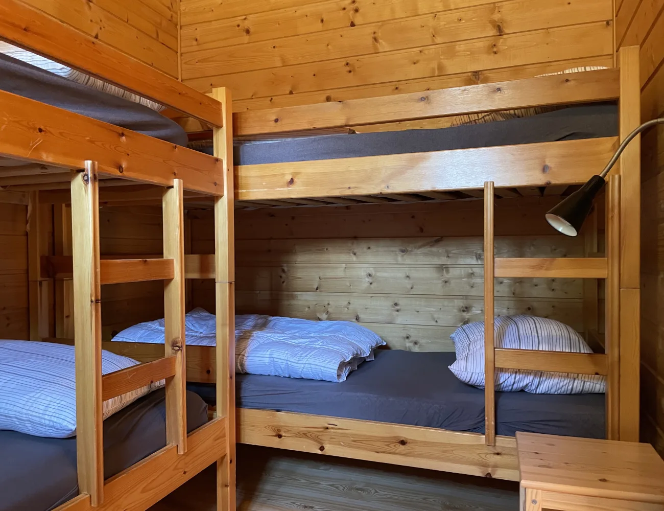 Bilde av soverom med to køysenger i feriehytte på Tjugen camping7