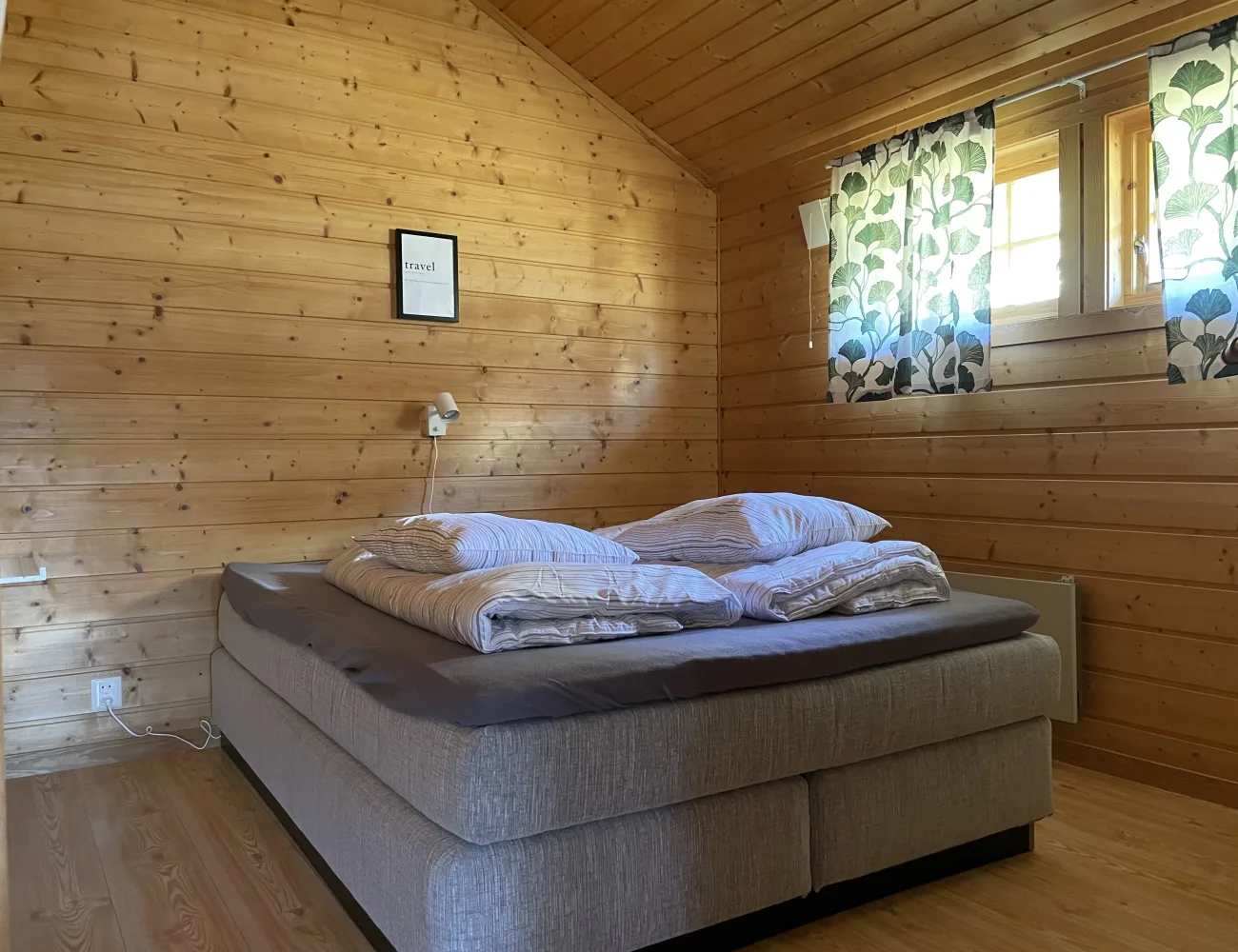 Bilde av soverom med dobbeltseng i feriehytte på Tjugen camping6